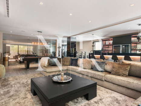 Villa en venta en Nagüeles, Marbella, con vistas panorámicas al mar y a las montañas