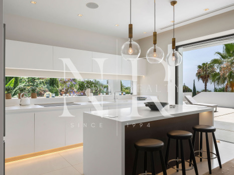 Villa en venta en Nagüeles, Marbella, con vistas panorámicas al mar y a las montañas