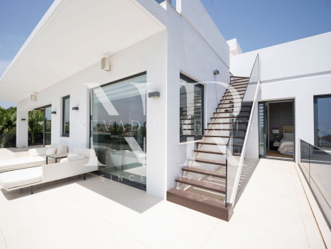Villa en venta en Nagüeles, Marbella, con vistas panorámicas al mar y a las montañas