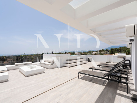 Villa en venta en Nagüeles, Marbella, con vistas panorámicas al mar y a las montañas