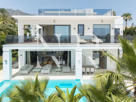 Villa en venta en Nagüeles, Marbella, con vistas panorámicas al mar y a las montañas