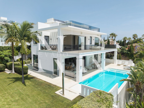 Villa en venta en Nagüeles, Marbella, con vistas panorámicas al mar y a las montañas