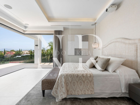 Villa en venta en Nagüeles, Marbella, con vistas panorámicas al mar y a las montañas
