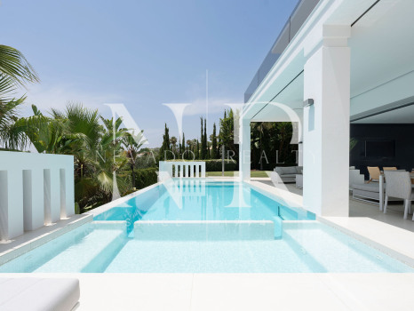 Villa en venta en Nagüeles, Marbella, con vistas panorámicas al mar y a las montañas