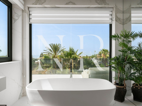Villa en venta en Nagüeles, Marbella, con vistas panorámicas al mar y a las montañas
