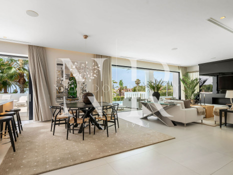 Villa en venta en Nagüeles, Marbella, con vistas panorámicas al mar y a las montañas