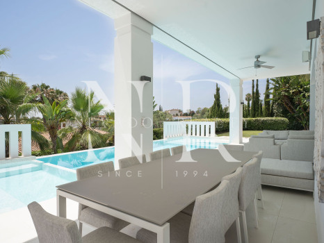 Villa en venta en Nagüeles, Marbella, con vistas panorámicas al mar y a las montañas