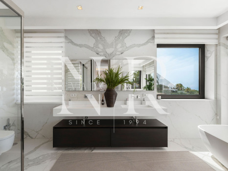 Villa en venta en Nagüeles, Marbella, con vistas panorámicas al mar y a las montañas