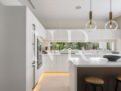 Villa en venta en Nagüeles, Marbella, con vistas panorámicas al mar y a las montañas