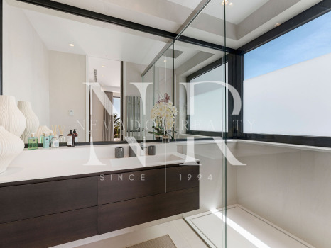 Villa en venta en Nagüeles, Marbella, con vistas panorámicas al mar y a las montañas