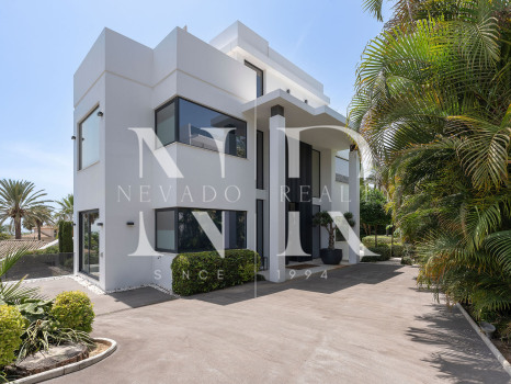 Villa en venta en Nagüeles, Marbella, con vistas panorámicas al mar y a las montañas