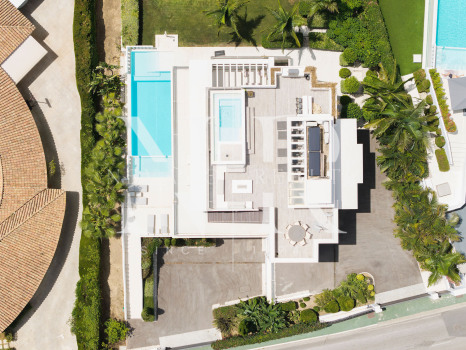 Villa en venta en Nagüeles, Marbella, con vistas panorámicas al mar y a las montañas