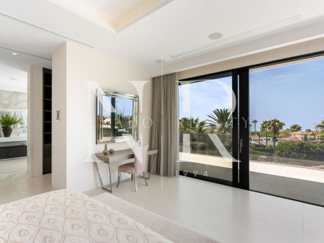 Villa en venta en Nagüeles, Marbella, con vistas panorámicas al mar y a las montañas
