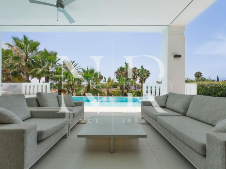 Villa en venta en Nagüeles, Marbella, con vistas panorámicas al mar y a las montañas
