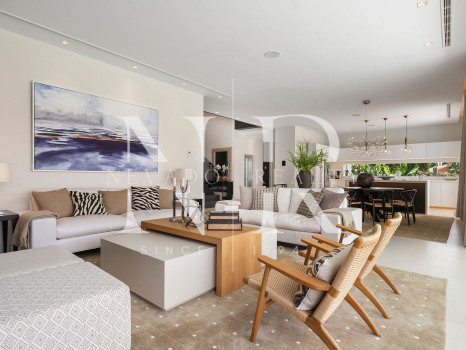 Villa en venta en Nagüeles, Marbella, con vistas panorámicas al mar y a las montañas