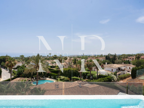 Villa en venta en Nagüeles, Marbella, con vistas panorámicas al mar y a las montañas