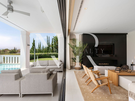 Villa en venta en Nagüeles, Marbella, con vistas panorámicas al mar y a las montañas