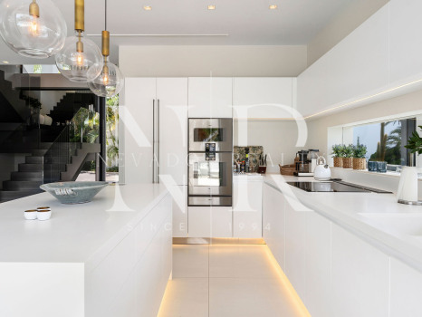 Villa en venta en Nagüeles, Marbella, con vistas panorámicas al mar y a las montañas