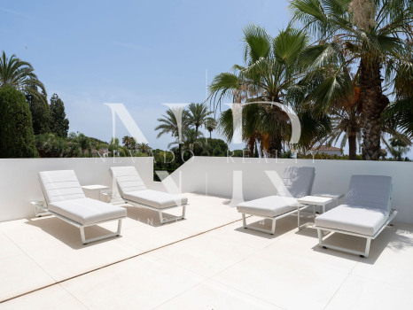 Villa en venta en Nagüeles, Marbella, con vistas panorámicas al mar y a las montañas