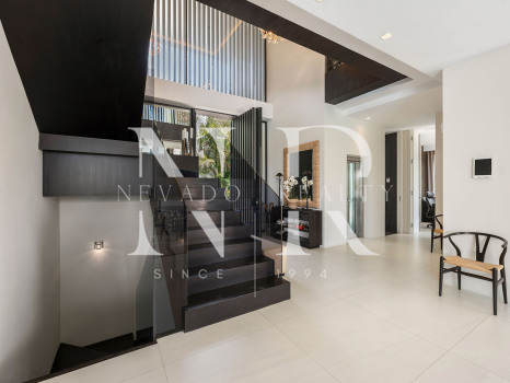 Villa en venta en Nagüeles, Marbella, con vistas panorámicas al mar y a las montañas