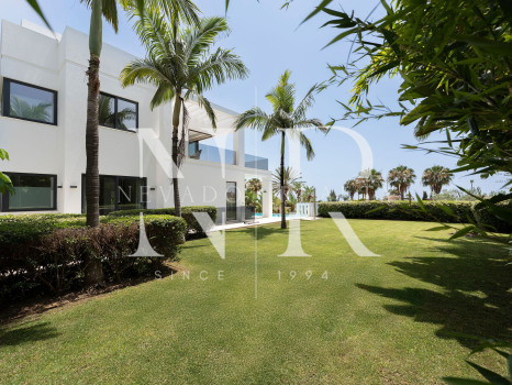 Villa en venta en Nagüeles, Marbella, con vistas panorámicas al mar y a las montañas