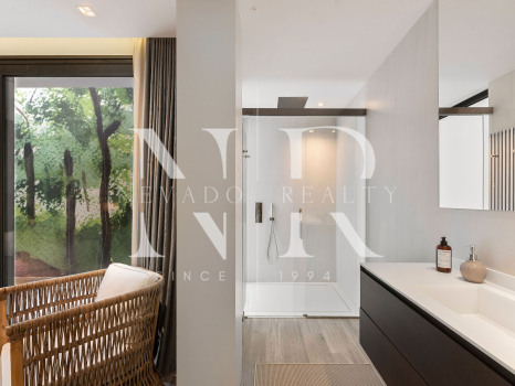 Villa en venta en Nagüeles, Marbella, con vistas panorámicas al mar y a las montañas