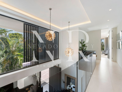 Villa en venta en Nagüeles, Marbella, con vistas panorámicas al mar y a las montañas