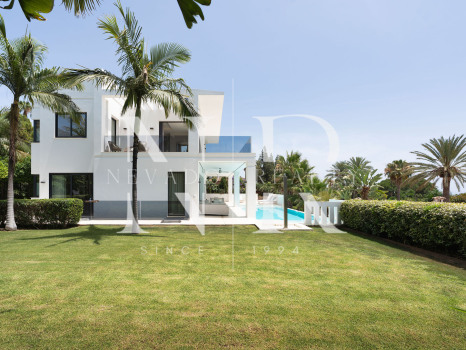Villa en venta en Nagüeles, Marbella, con vistas panorámicas al mar y a las montañas