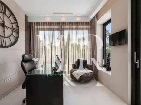 Villa en venta en Nagüeles, Marbella, con vistas panorámicas al mar y a las montañas