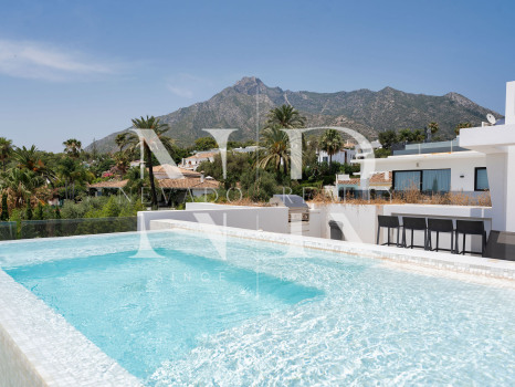 Villa en venta en Nagüeles, Marbella, con vistas panorámicas al mar y a las montañas