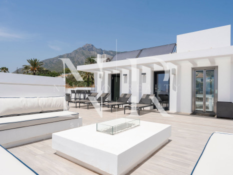 Villa en venta en Nagüeles, Marbella, con vistas panorámicas al mar y a las montañas