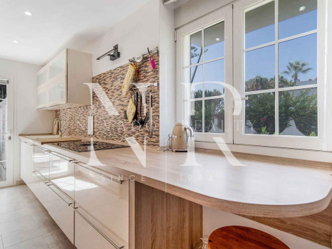 Townhouse for sale in Marbellamar, frontline beach with sea views