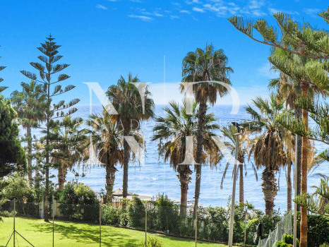 Townhouse for sale in Marbellamar, frontline beach with sea views