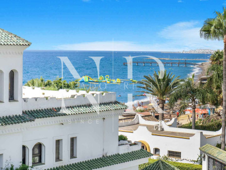 Townhouse for sale in Marbellamar, frontline beach with sea views