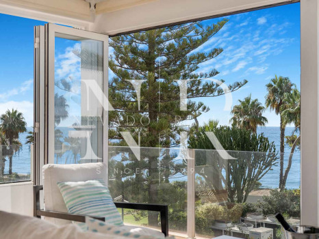 Townhouse for sale in Marbellamar, frontline beach with sea views