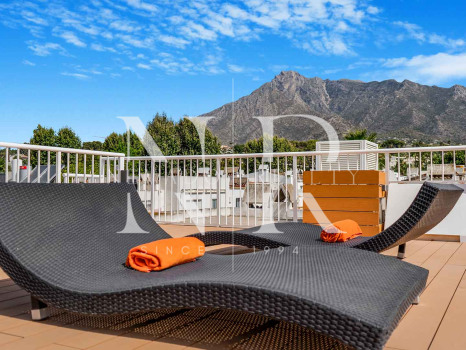 Townhouse for sale in Marbellamar, frontline beach with sea views