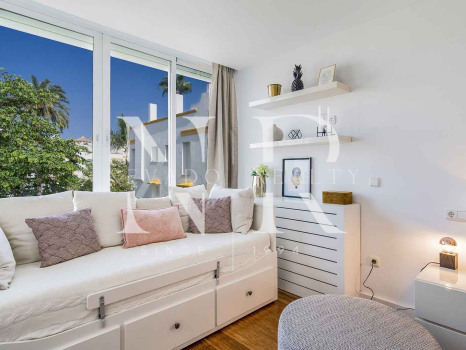 Townhouse for sale in Marbellamar, frontline beach with sea views