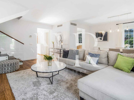 Townhouse for sale in Marbellamar, frontline beach with sea views