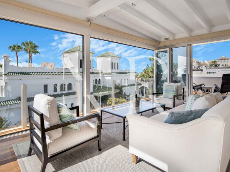 Townhouse for sale in Marbellamar, frontline beach with sea views
