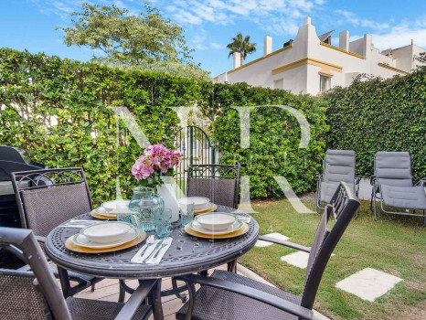 Townhouse for sale in Marbellamar, frontline beach with sea views