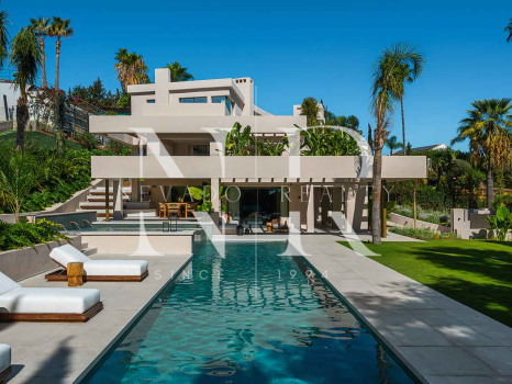 Villa for sale in Nueva Andalucía