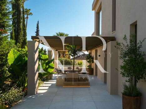 Villa for sale in Nueva Andalucía