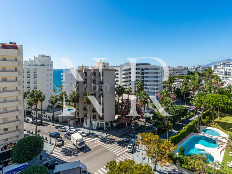 Penthouse for sale in Playa de la Fontanilla, Marbella, on the second line from the beach