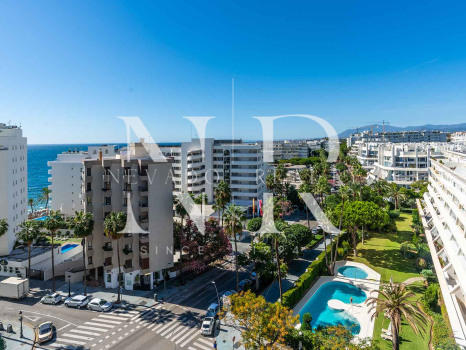 Penthouse for sale in Playa de la Fontanilla, Marbella, on the second line from the beach