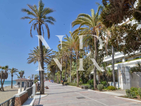Penthouse for sale in Playa de la Fontanilla, Marbella, on the second line from the beach