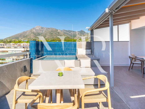 Penthouse for sale in Playa de la Fontanilla, Marbella, on the second line from the beach
