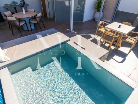 Penthouse for sale in Playa de la Fontanilla, Marbella, on the second line from the beach