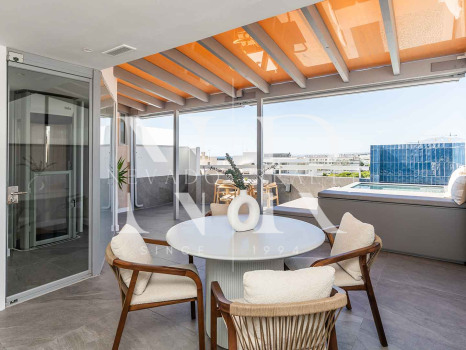Penthouse for sale in Playa de la Fontanilla, Marbella, on the second line from the beach