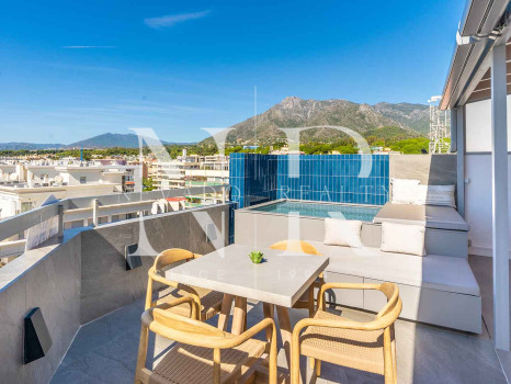 Penthouse for sale in Playa de la Fontanilla, Marbella, on the second line from the beach