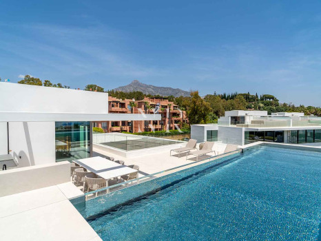 Golden Mile villa very close to the beach for sale